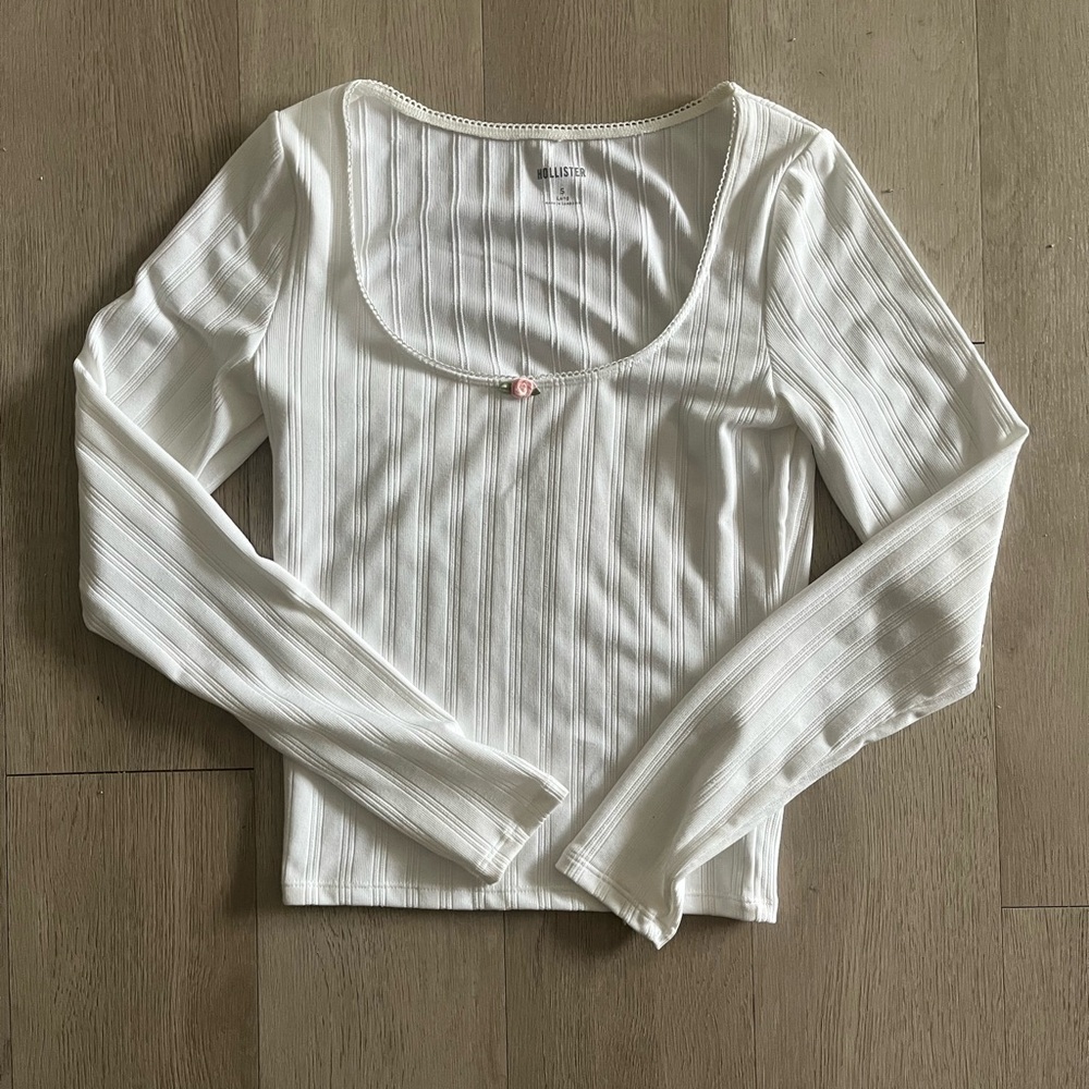 Hollister Women's Cream Ribbed Long Sleeve Tee